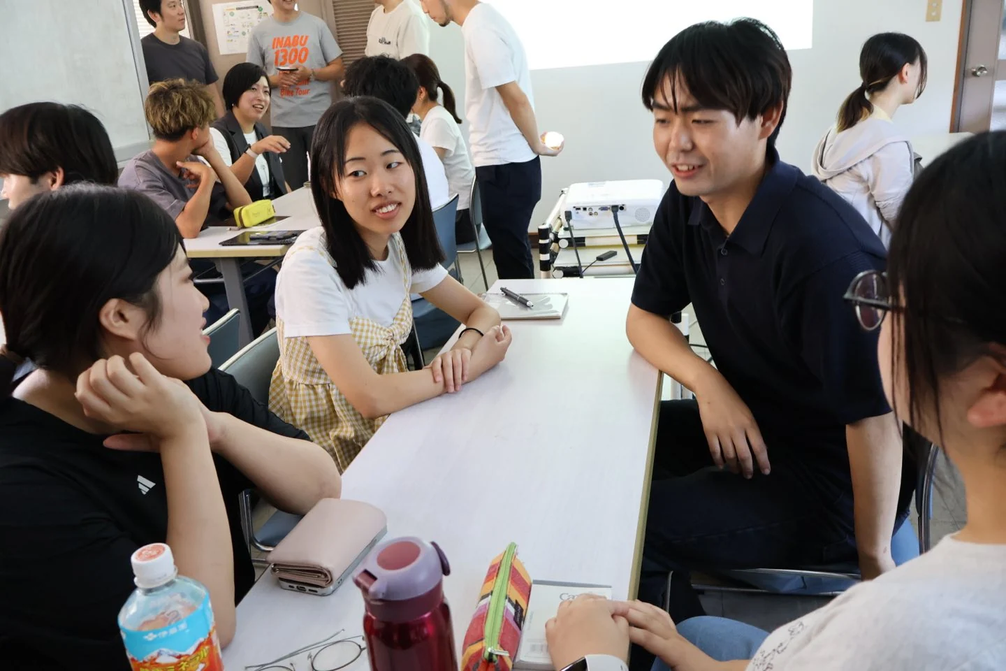 TAKEOFF Campで、地域の企業を訪ねた参加者がチームで話し合う様子