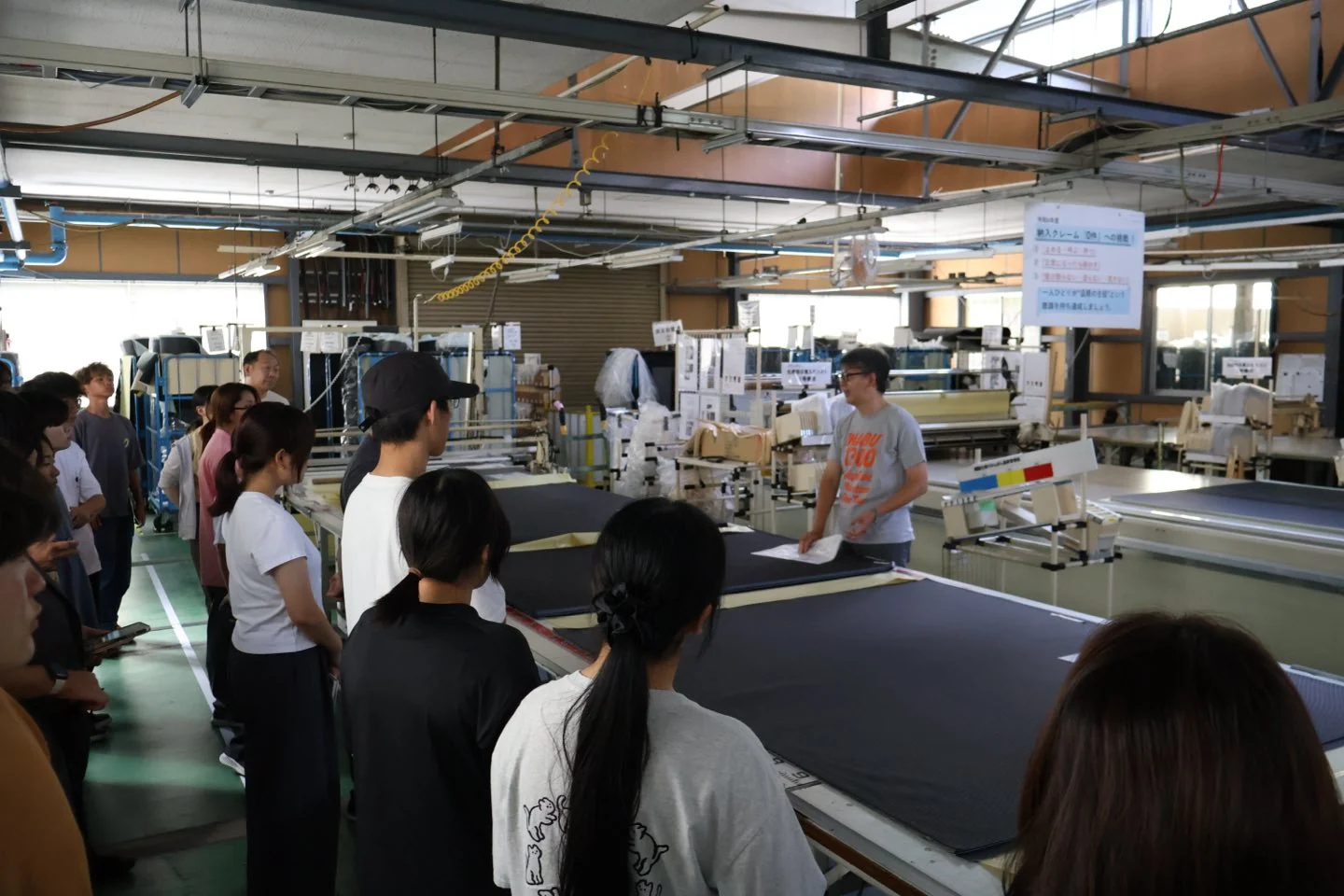 トヨタケ工業の工場で説明を聞くTAKEOFF Campの参加者