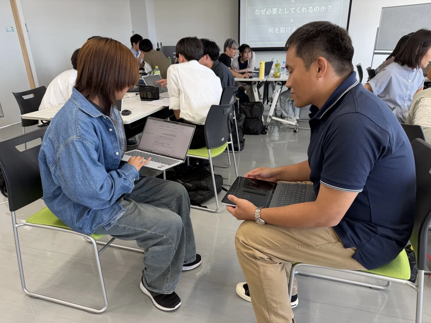ノートパソコンを使い、考えた内容を互いに見せて話すTAKEOFF Campの参加者